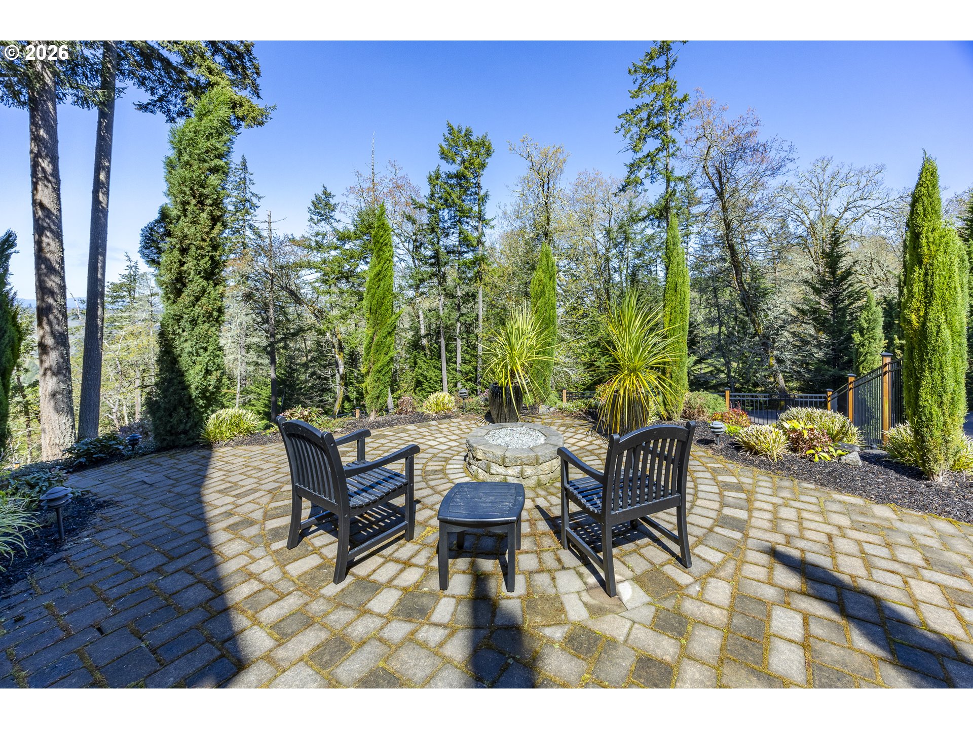 4048 Eagle View Drive Eugene, OR 97405 - Photo 41 of 48 a view of a backyard with sitting area