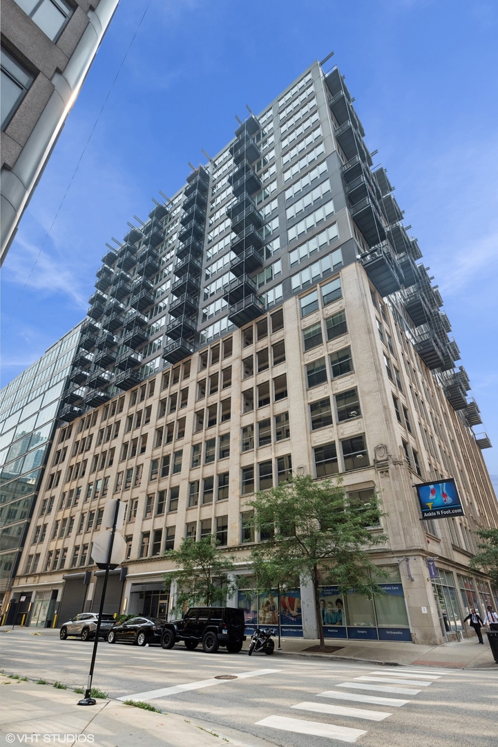 565 West Quincy Street, Unit 609 Chicago, IL 60661 - Photo 1 of 16 a view of a tall building