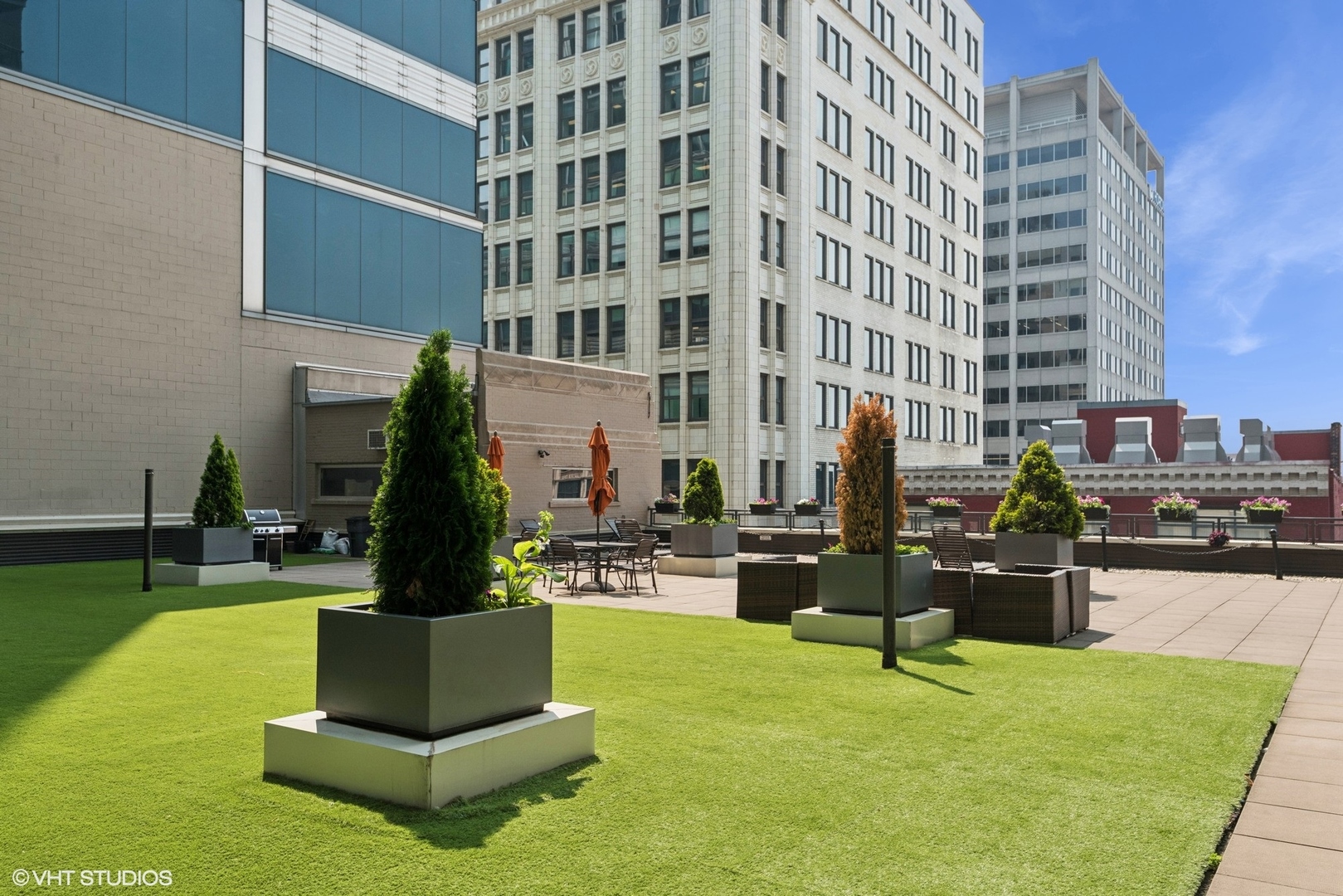 565 West Quincy Street, Unit 609 Chicago, IL 60661 - Photo 15 of 16 a front view of a building with outdoor seating