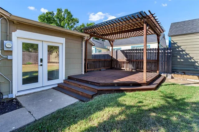 a view of a house with backyard and porch