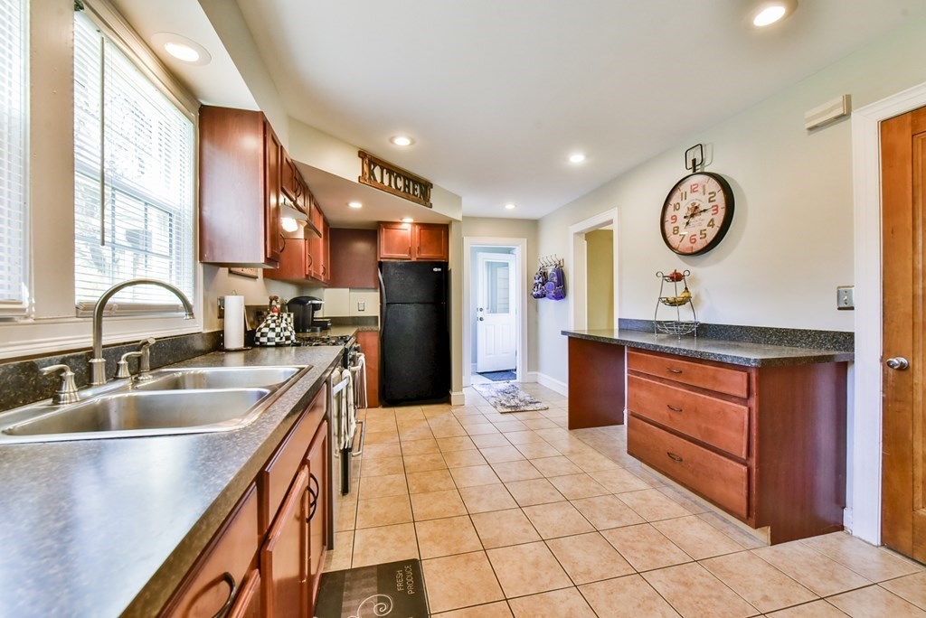 58 Bangor Street Springfield, MA 01118 - Photo 4 of 31 Gallery Image 4