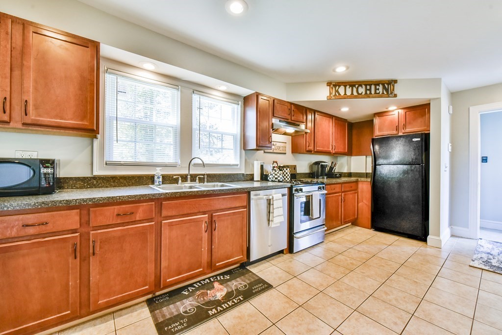 58 Bangor Street Springfield, MA 01118 - Photo 6 of 31 Gallery Image 6