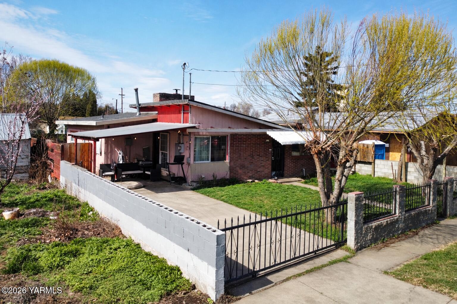 203 North Hawthorne Street Toppenish, WA 98948 - Photo 2 of 10 jocelyns