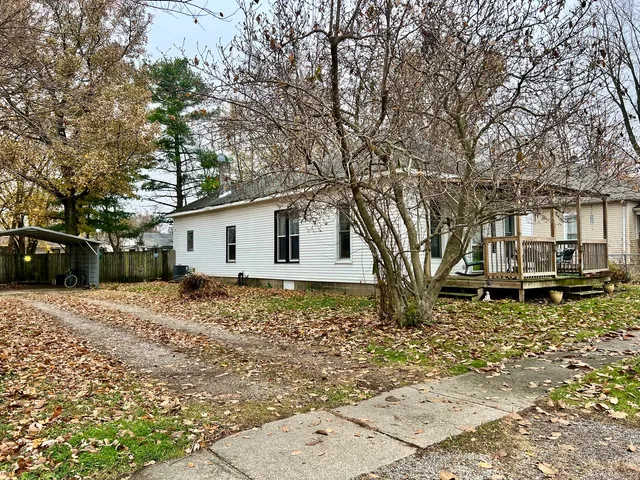 a view of a house with backyard