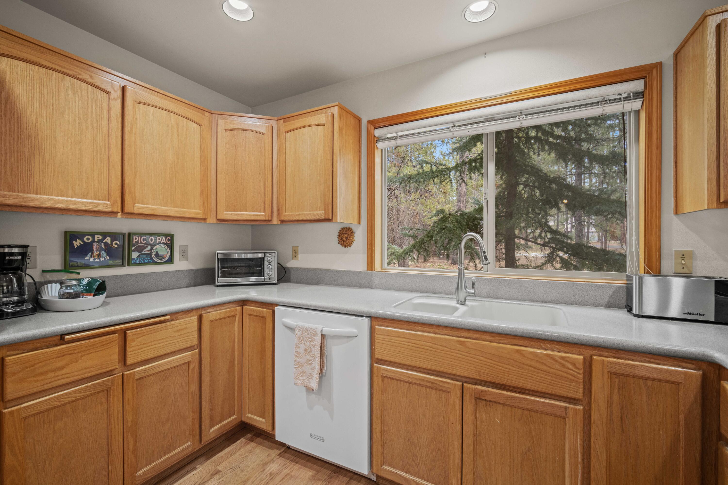 57655 Aspen Lane, Unit 2 Sunriver, OR 97707 - Photo 14 of 47 15 - kitchen 2