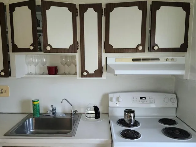 $139,999 | 1201 Hillcrest Court, Unit 105, Hollywood, FL 33021