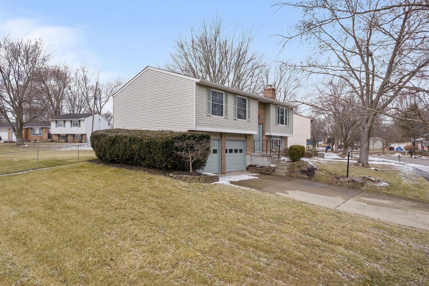 628 Regent Road Cincinnati, OH 45245 - Photo 5 of 29 Gallery Image 5
