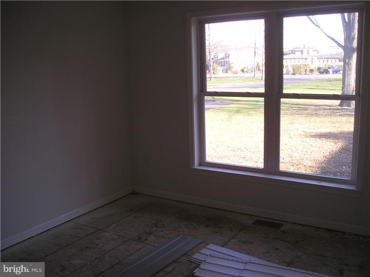 10 Elmwood Road Mount Laurel, NJ 08054 - Photo 6 of 11 Living Room