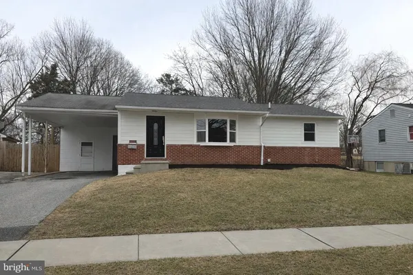 a view of a house with a yard and garage