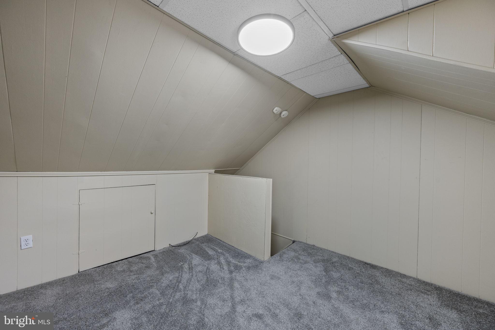 207 Kline Street Reading, PA 19611 - Photo 17 of 24 an empty room with windows