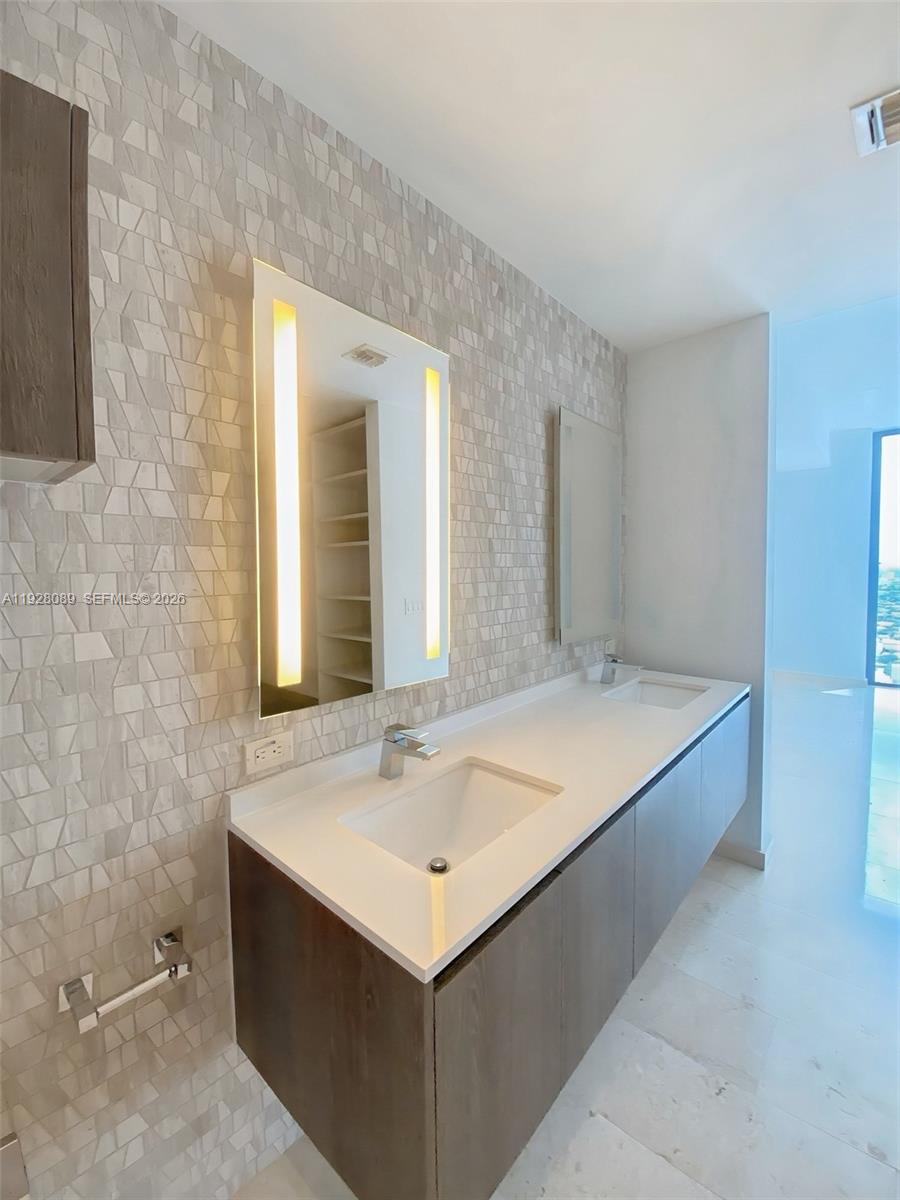 88 Southwest 7th Street, Unit 3906 Miami, FL 33130 - Photo 13 of 35