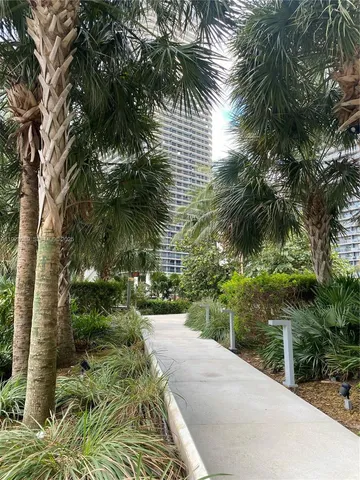 $4,950 | 88 Southwest 7th Street, Unit 3906, Miami, FL 33130