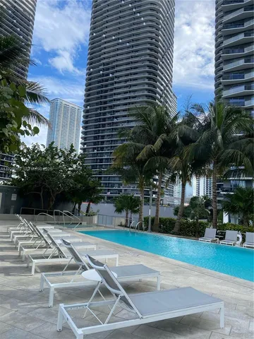$4,950 | 88 Southwest 7th Street, Unit 3906, Miami, FL 33130