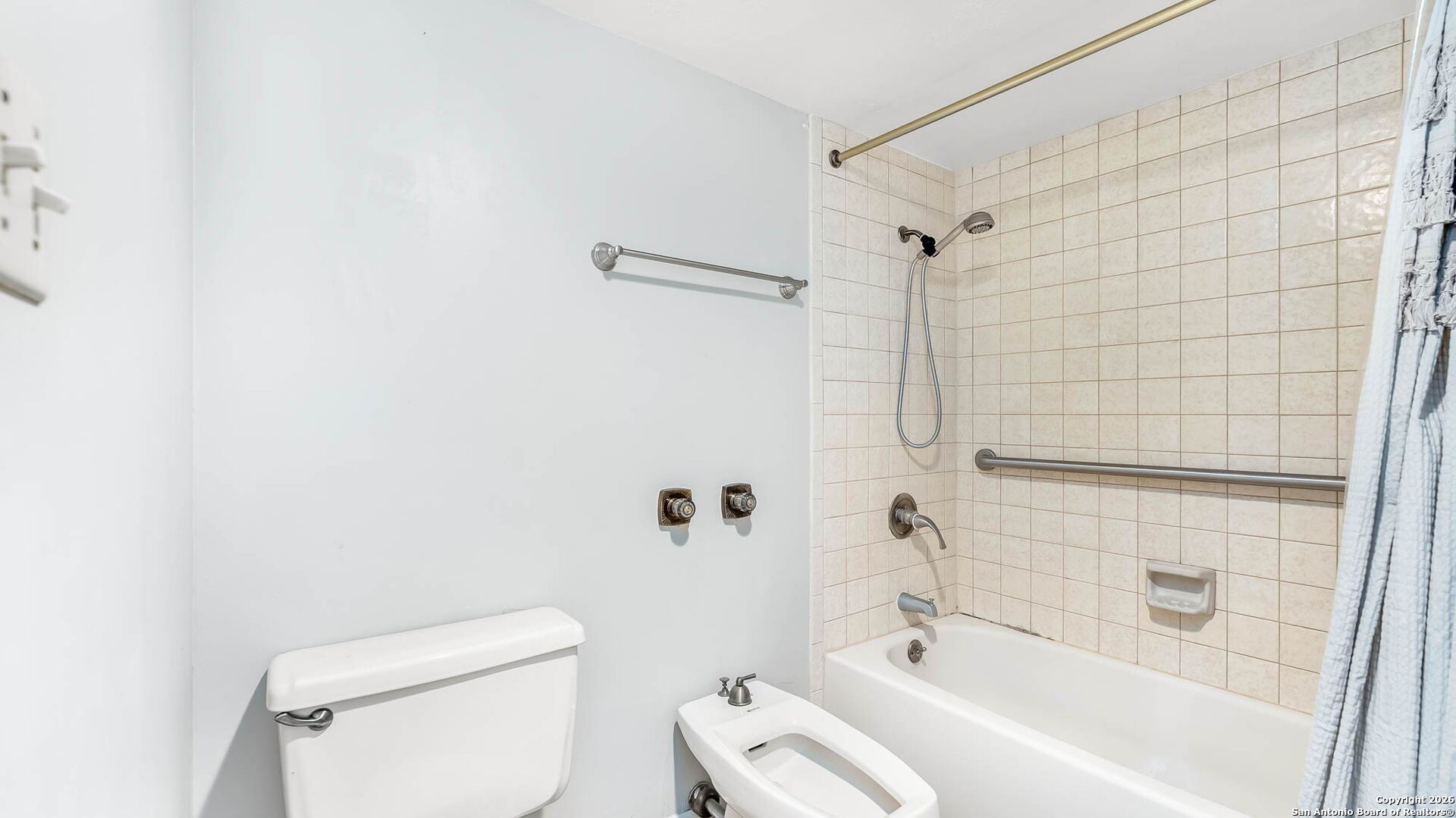 7701 Wurzbach Road, Unit 606 San Antonio, TX 78229 - Photo 9 of 10 a bathroom with a toilet and shower