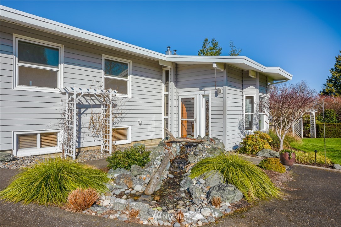 5874 Laurel Ridge Way Bellingham, WA 98226 - Photo 34 of 40 a front view of a house with garden