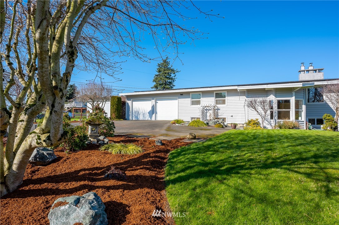 5874 Laurel Ridge Way Bellingham, WA 98226 - Photo 35 of 40 a front view of a house with garden