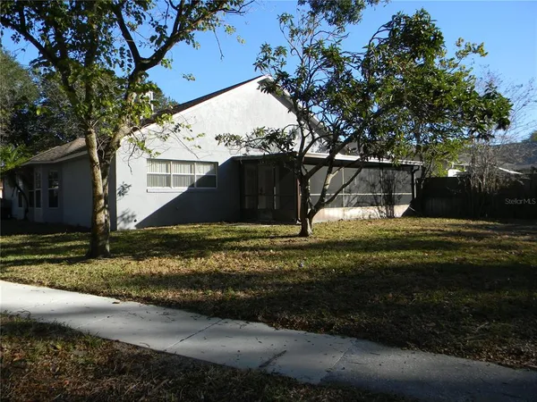 a view of a house with a yard