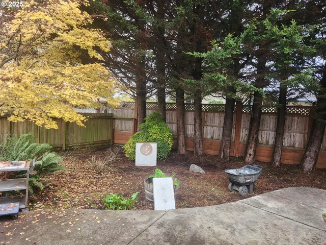 $429,000 | 221 Lakeland Drive, Lakeside, OR 97449