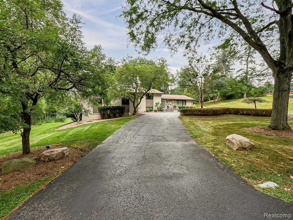 1021 Dowling Road Bloomfield Hills, MI 48304 - Photo 1 of 58 Gallery Image 1