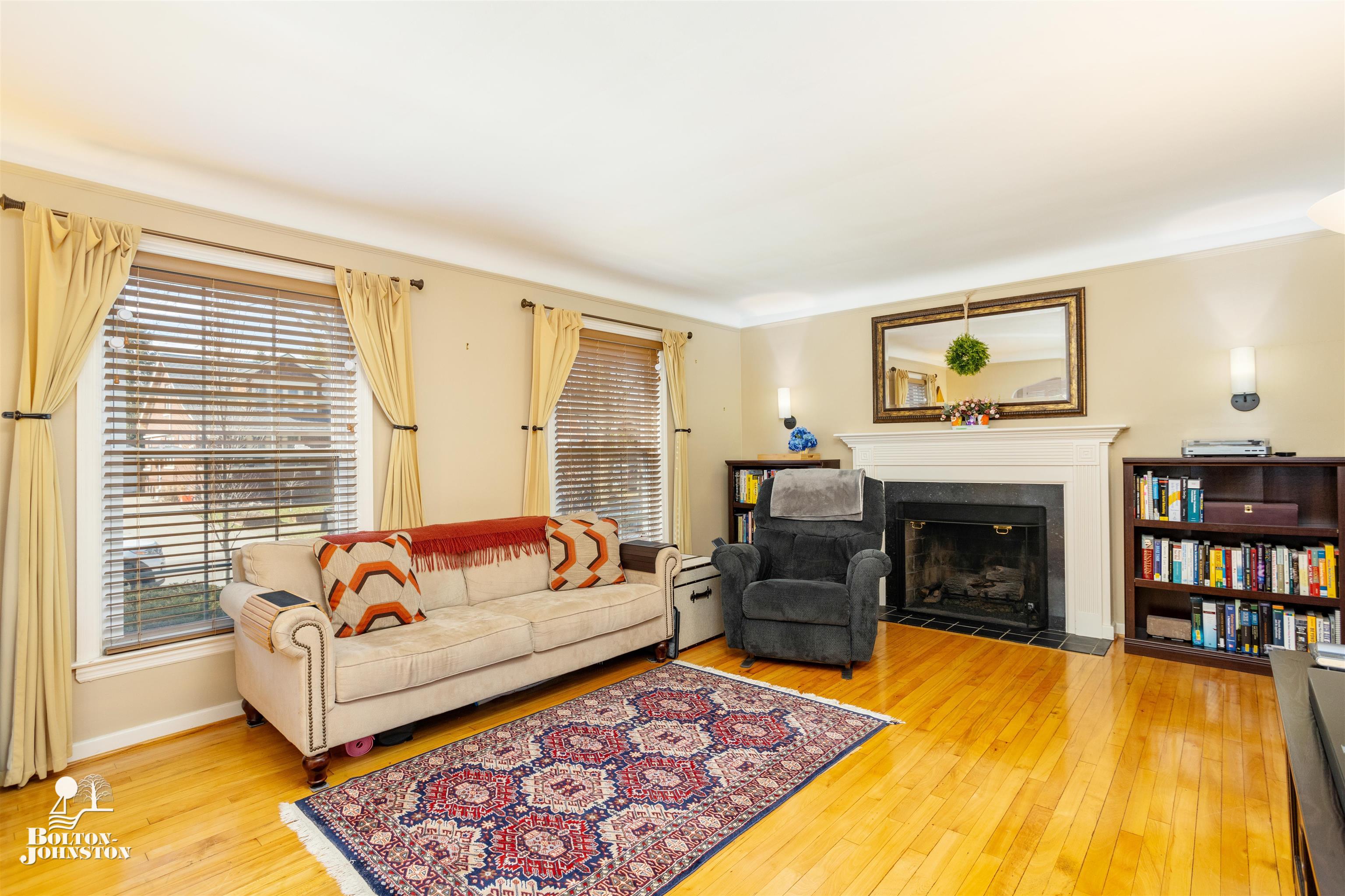 454 Fisher Road Grosse Pointe, MI 48230 - Photo 4 of 41 50135331-bca8d760-722c-4272-bc00-00c31cbbd558.JPG