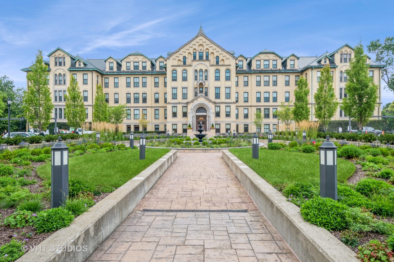 1041 Ridge Road, Unit 101 Wilmette, IL 60091 - Photo 2 of 14 a view of a big building