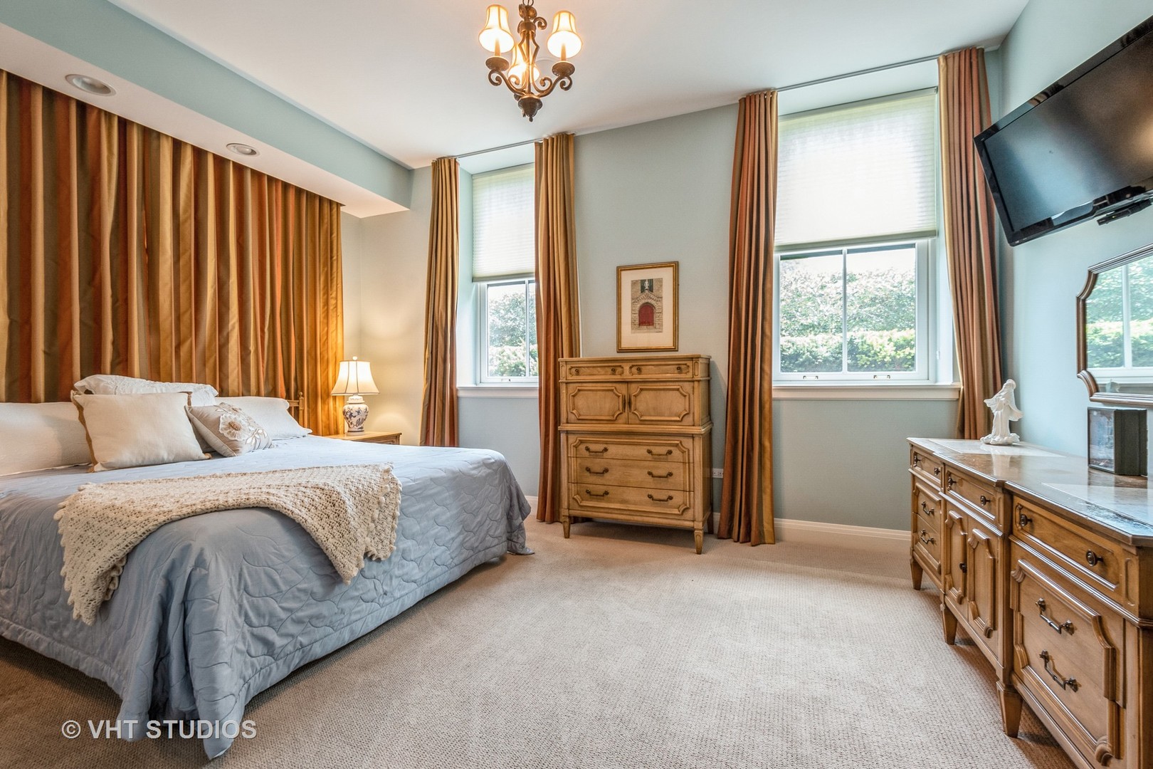 1041 Ridge Road, Unit 101 Wilmette, IL 60091 - Photo 9 of 14 a spacious bedroom with a bed and a flat screen tv