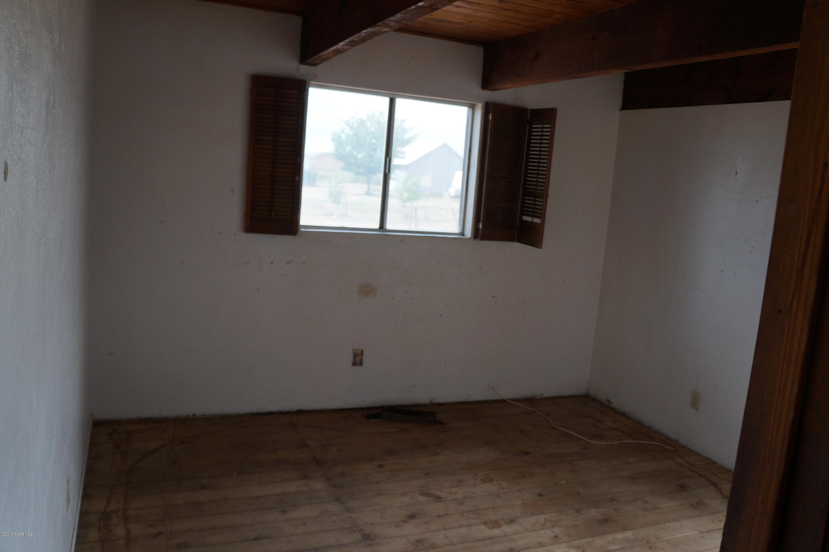 600 Ranch House Road Paulden, AZ 86334 - Photo 11 of 15 a view of a window in an empty room