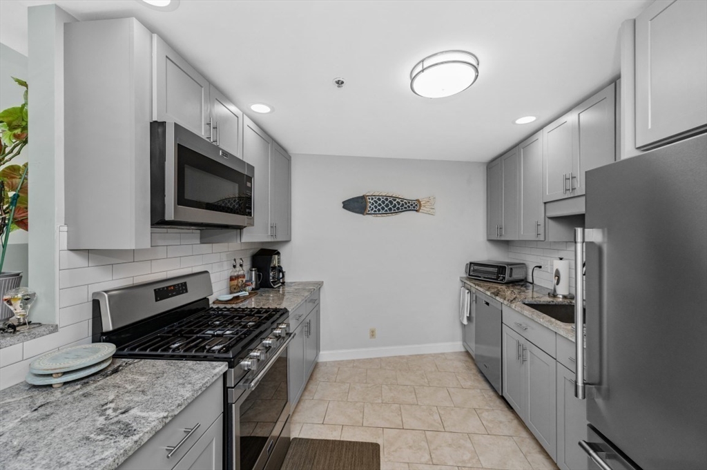 348 Rantoul Street, Unit 305 Beverly, MA 01915 - Photo 6 of 25 Gallery Image 6