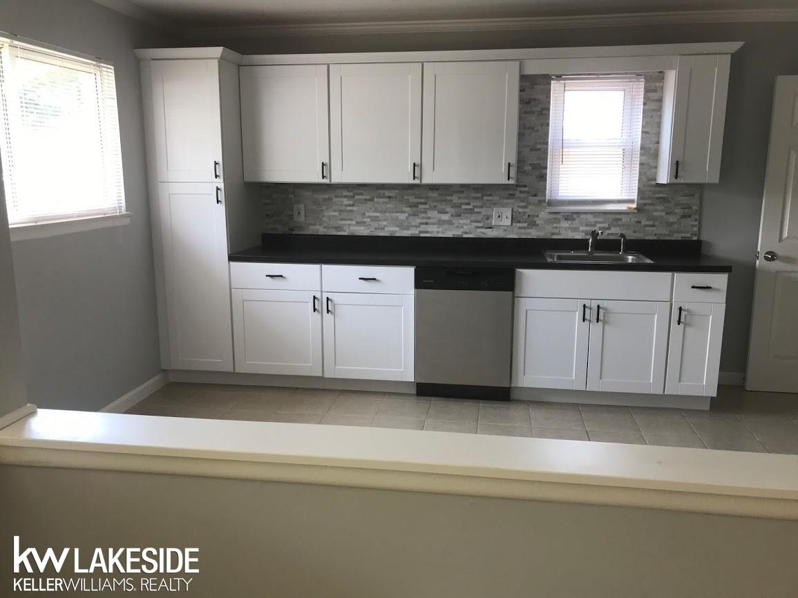 32335 Ruehle Avenue Warren, MI 48093 - Photo 8 of 24 31349460-7.JPG