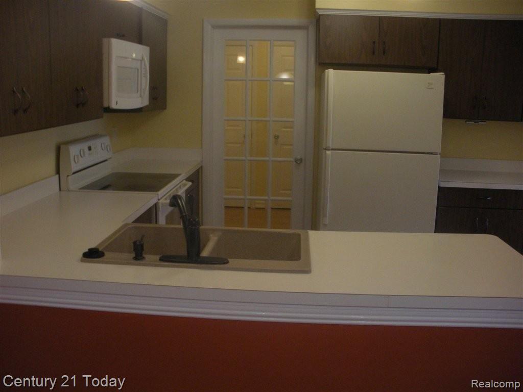 23227 Farmington Road Farmington, MI 48336 - Photo 2 of 18 Kitchen.jpg
