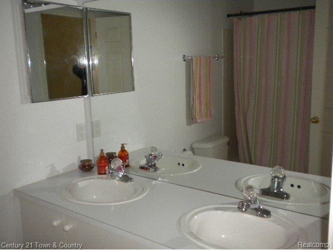 1066 Pointe Pl Court Rochester, MI 48307 - Photo 17 of 25 Main Bath