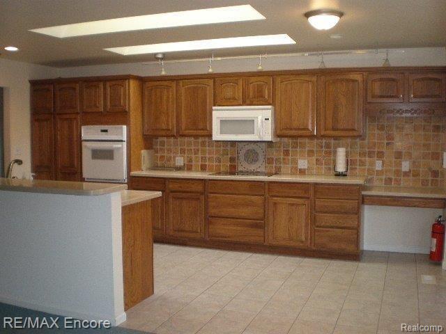 2747 Ray Road Oxford, MI 48370 - Photo 4 of 38 KITCHEN SKYLIGHTS