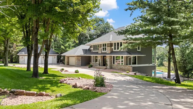 $2,750,000 | 9 Red Forest Way, North Oaks, MN 55127