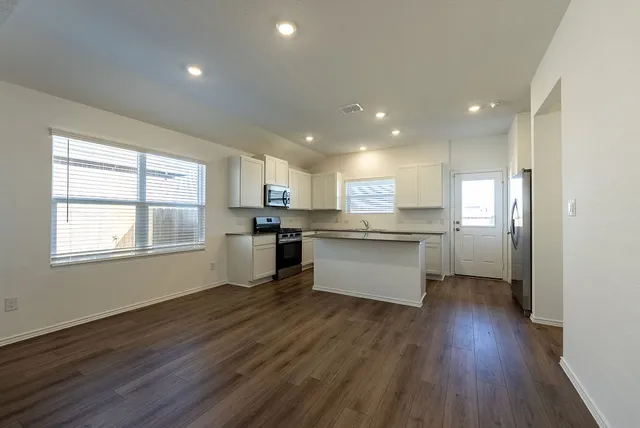 $1,950 | 319 Alamito Avenue, Kyle, TX 78640