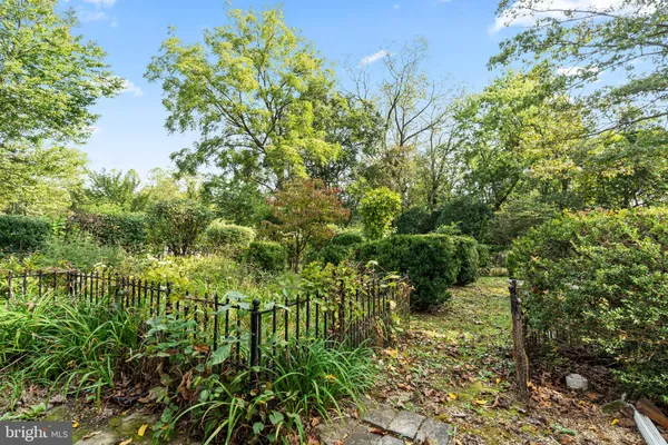 a black and white photo of a living room
