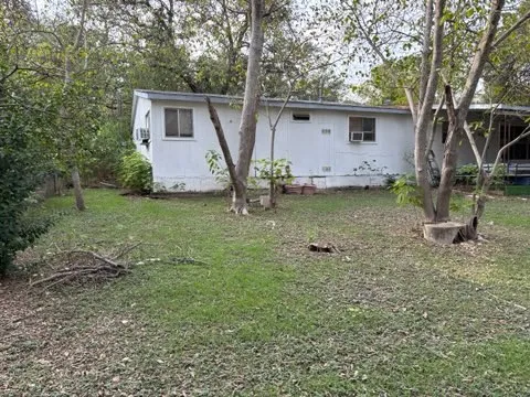 a view of a house with backyard