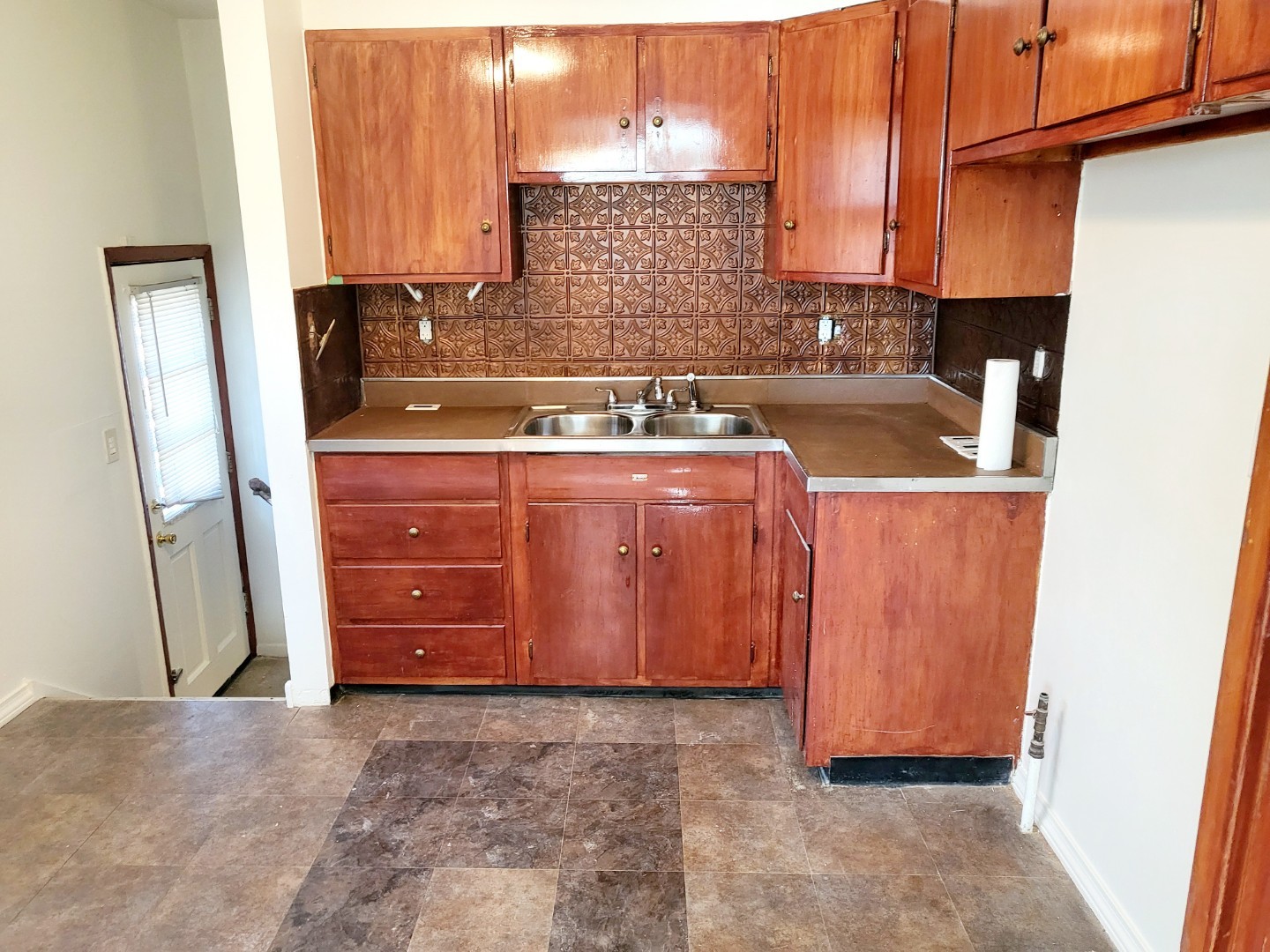 15041 Cottage Grove Avenue Dolton, IL 60419 - Photo 4 of 11 a view of a kitchen with a sink