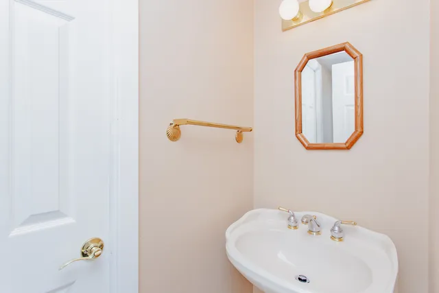 $299,000 | 590 Green Bay Road, Glencoe, IL 60022