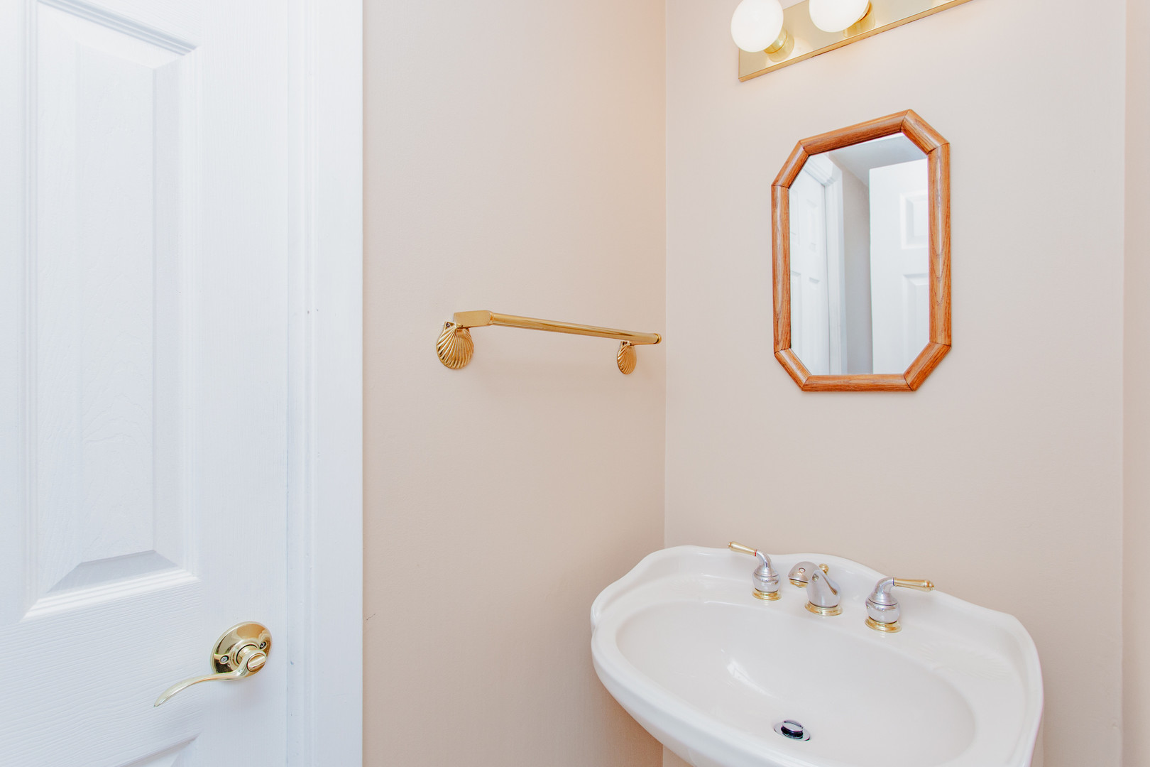 590 Green Bay Road Glencoe, IL 60022 - Photo 15 of 33 a bathroom with a sink and a mirror