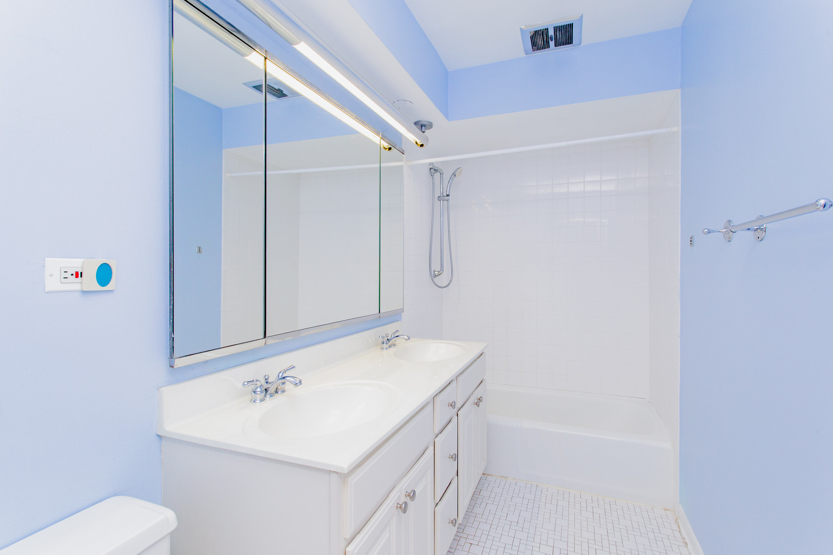 590 Green Bay Road Glencoe, IL 60022 - Photo 18 of 33 a bathroom with a sink a toilet and shower