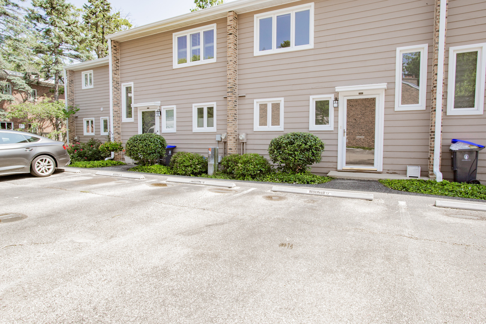 590 Green Bay Road Glencoe, IL 60022 - Photo 25 of 33 a front view of a house with a yard and garage