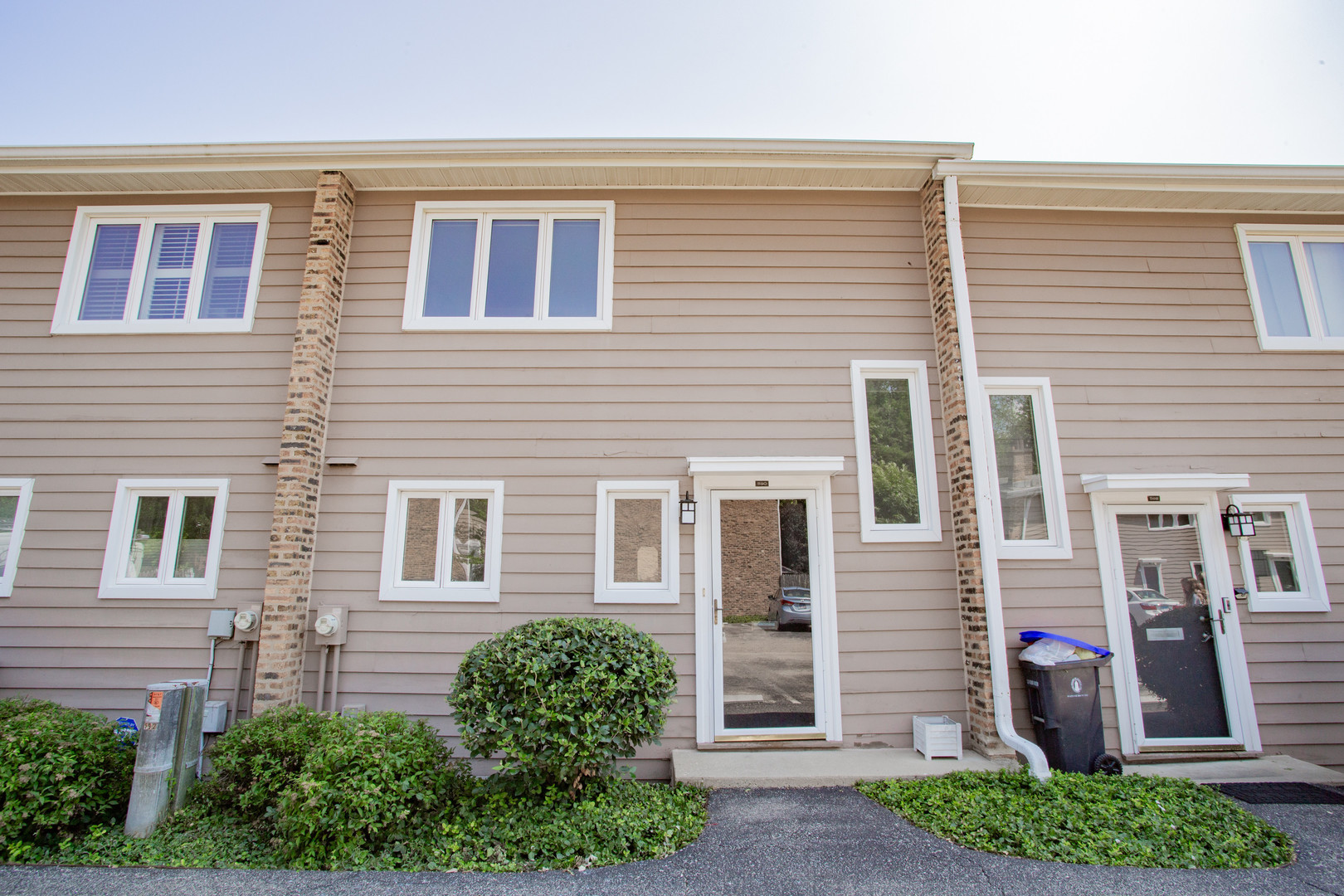 590 Green Bay Road Glencoe, IL 60022 - Photo 3 of 33 a front view of a house with a yard