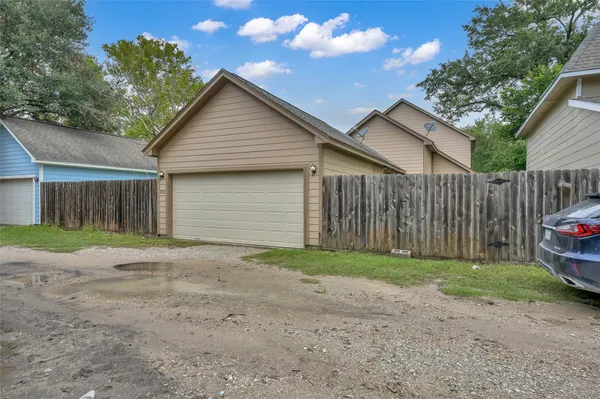$2,150 | 592 Mosswood Drive, Conroe, TX 77302