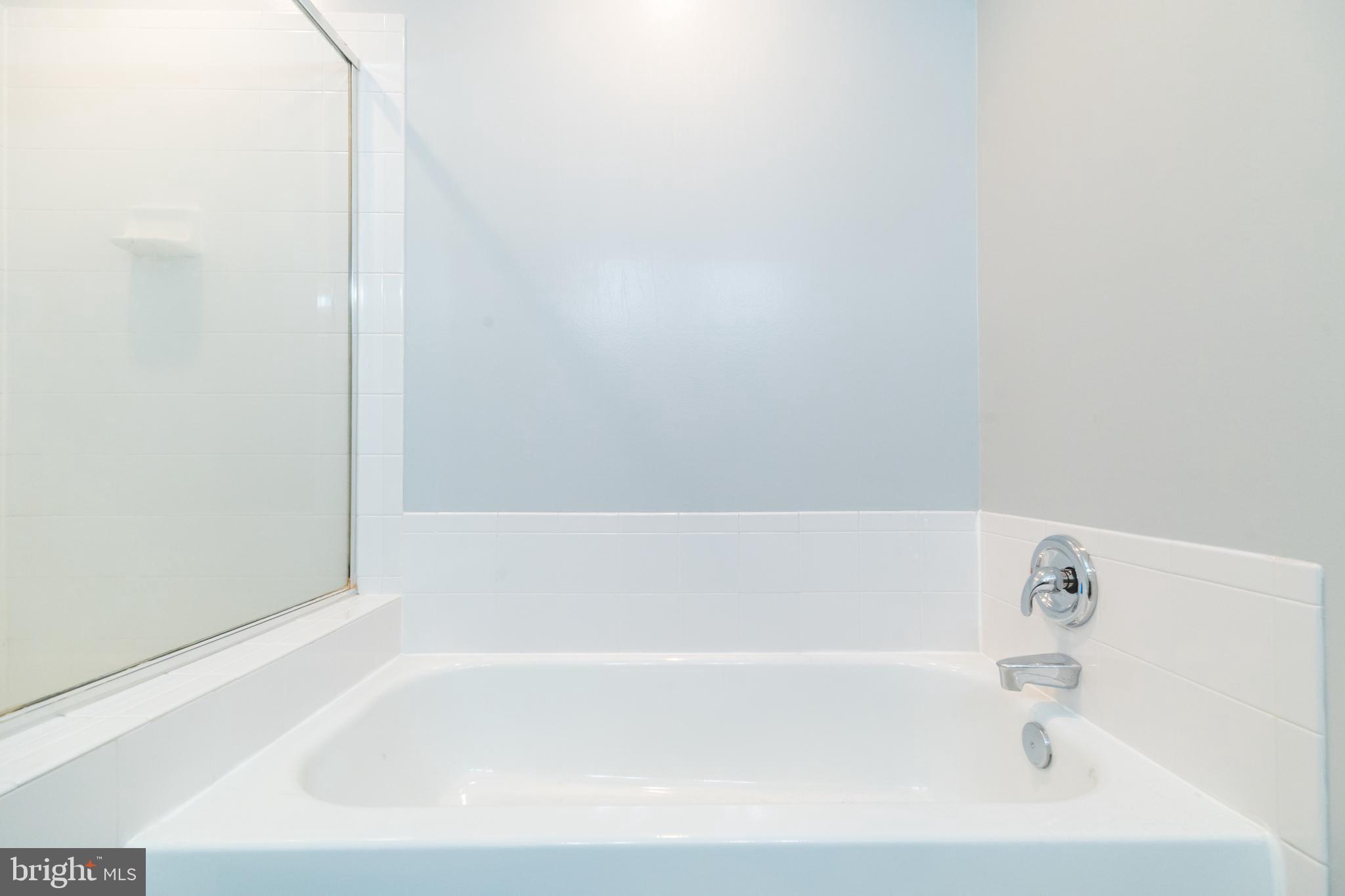 6005 Honnicut Drive Centreville, VA 20121 - Photo 17 of 29 a bathroom with bathtub