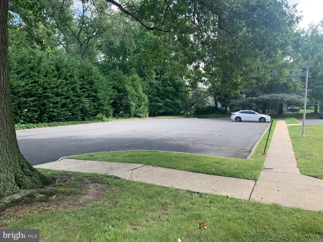 a view of yard with small space