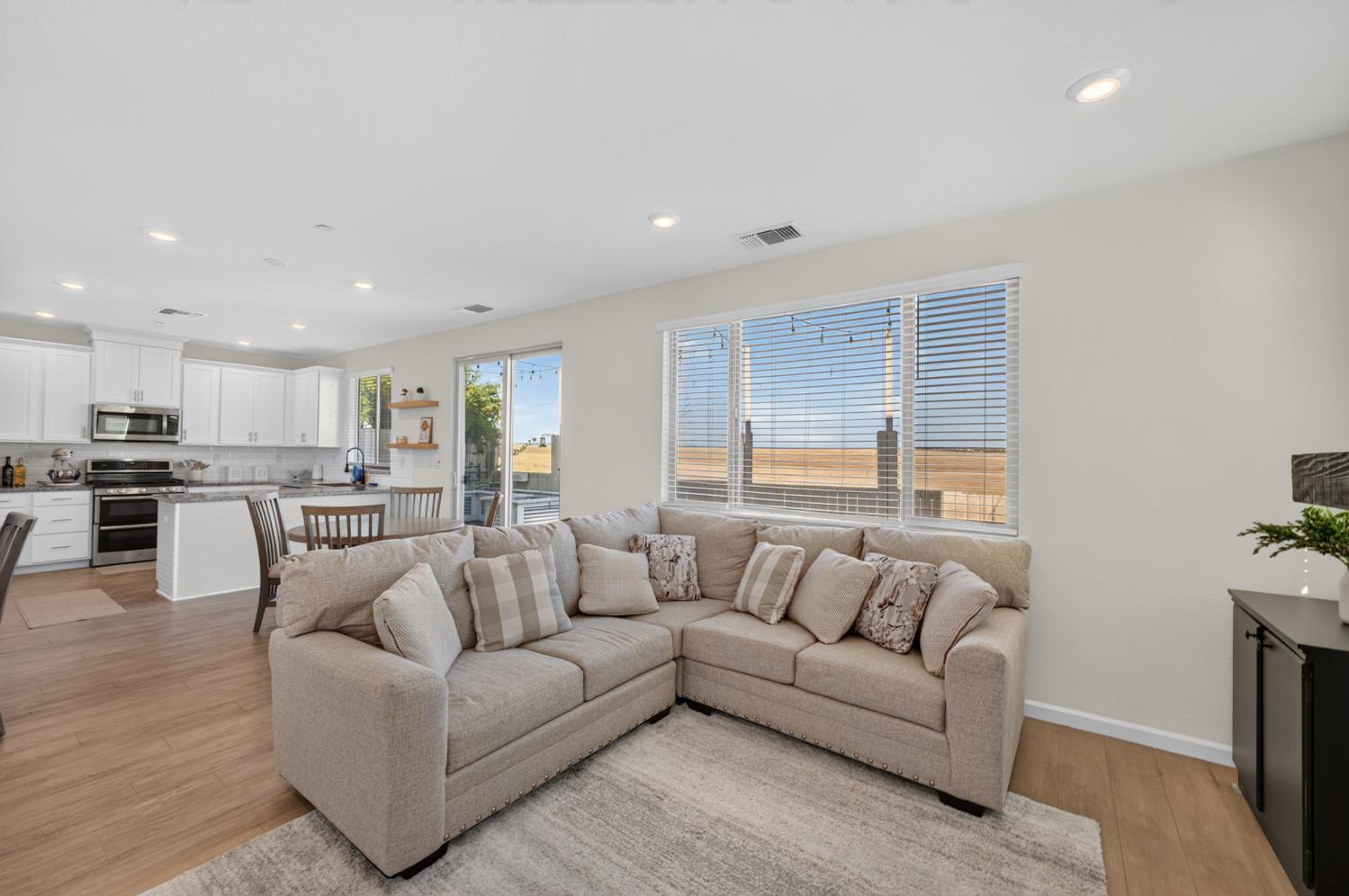 3863 Ivan Way Rancho Cordova, CA 95742 - Photo 12 of 54