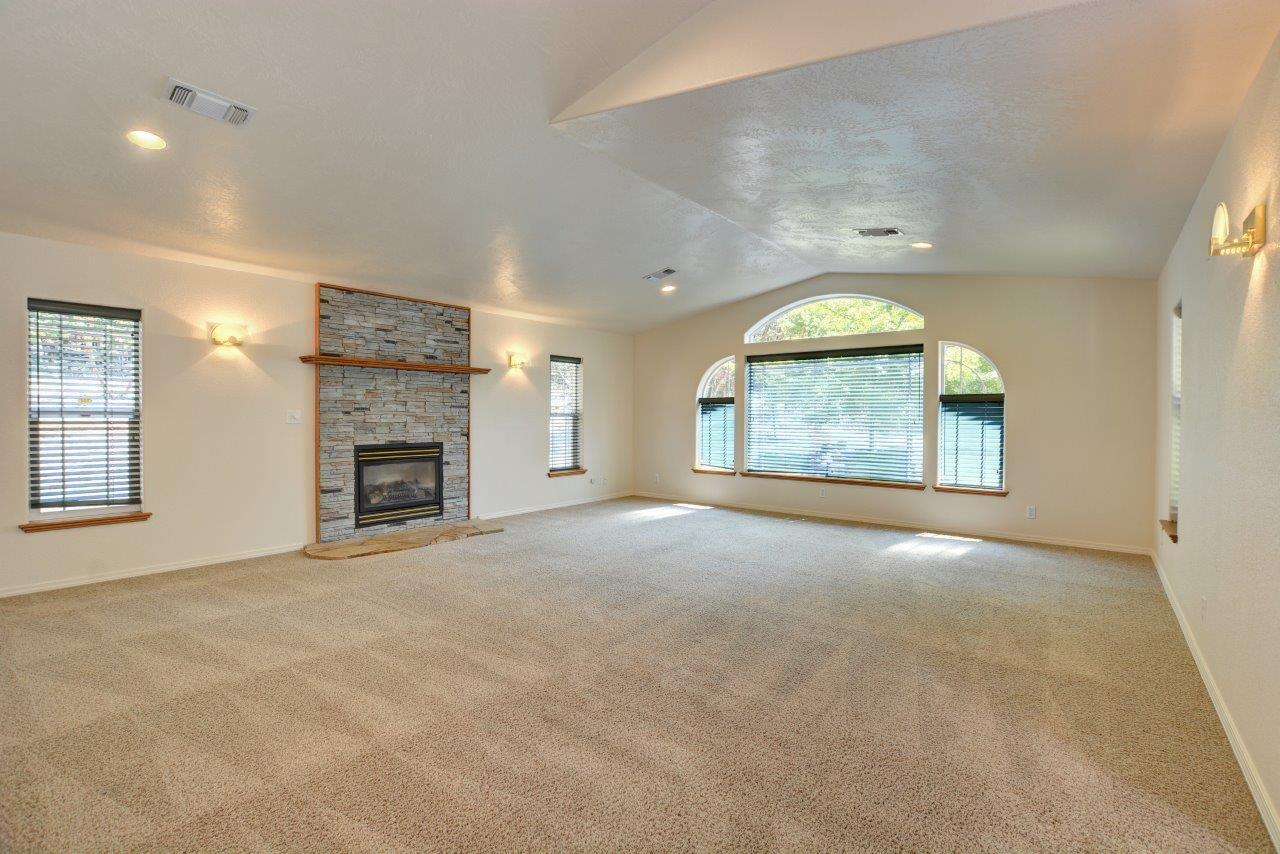1353 Summit Loop Grants Pass, OR 97527 - Photo 16 of 58 DSC_1789_90_91