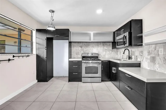 $3,400 | 3265 Virginia Street, Unit 7, Miami, FL 33133