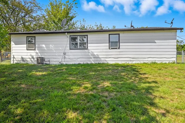 $1,425 | 1166 North Business Highway 78, Blue Ridge, TX 75424