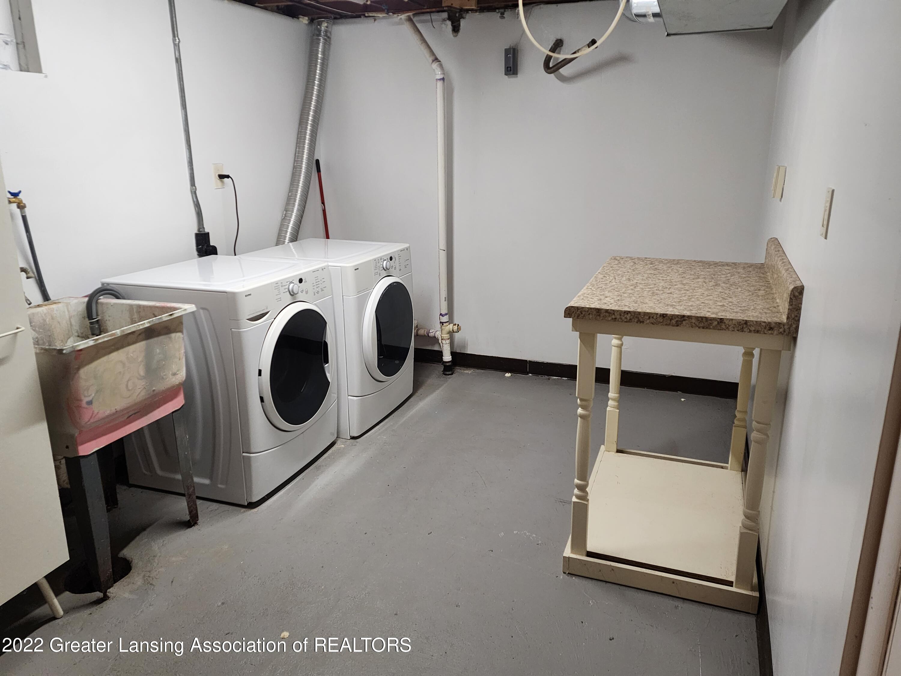 2305 Arlington Road Lansing, MI 48906 - Photo 24 of 30 Laundry